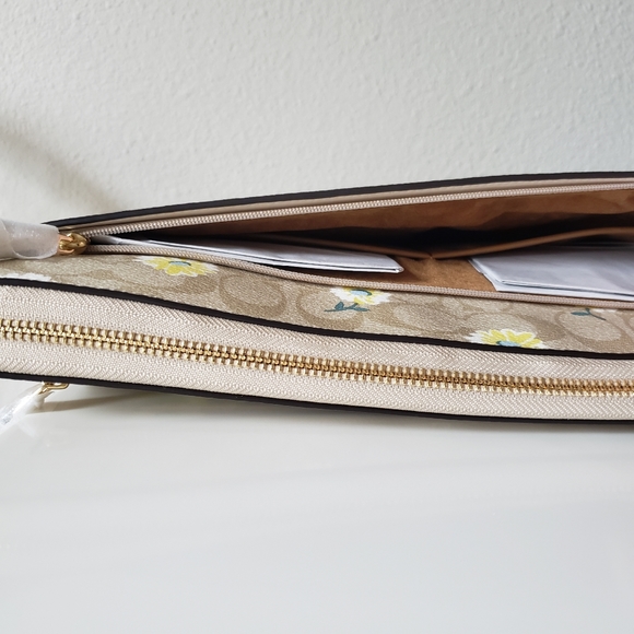 ❗SOLD❗❤Coach Laptop Sleeve in Signature Canvas - Picture 9 of 15